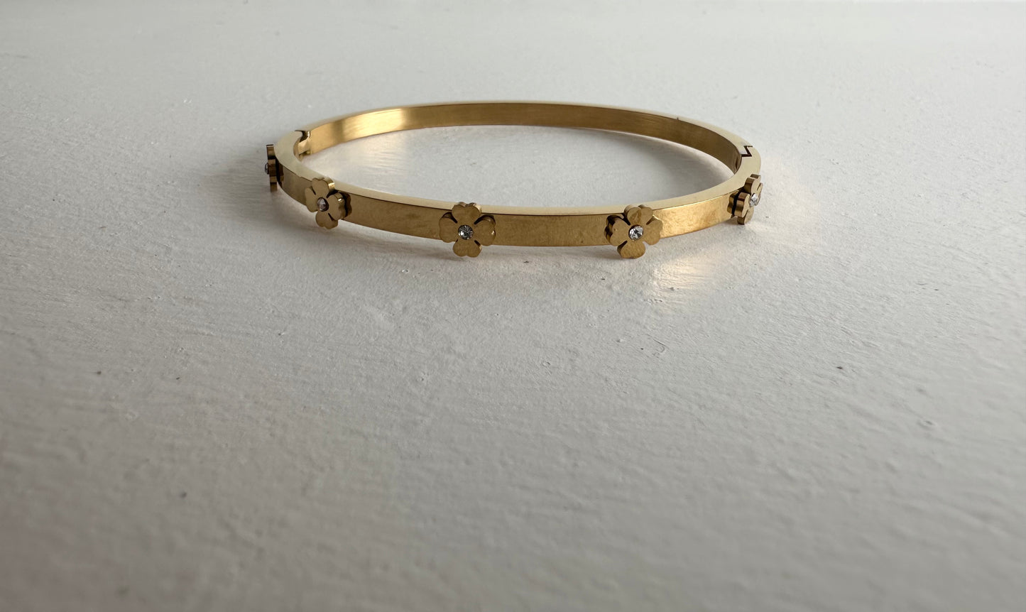 Clover gold bangle