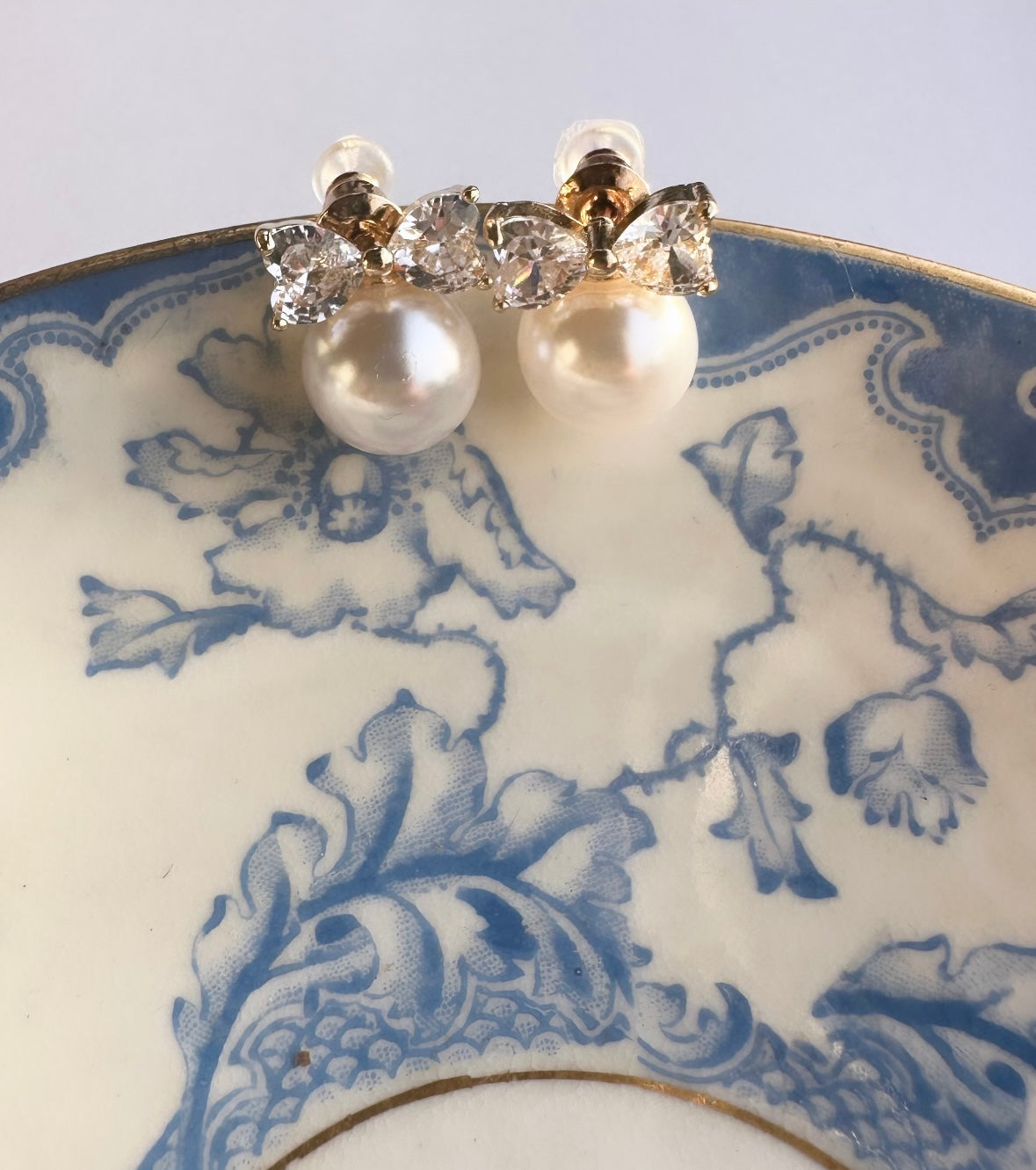 Bow pearl earring