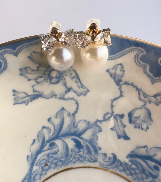 Bow pearl earring